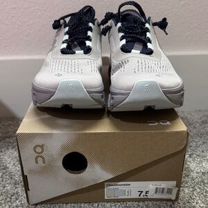 On Running women Cloudmonster Sneakers - Light Gray and Dark Blue